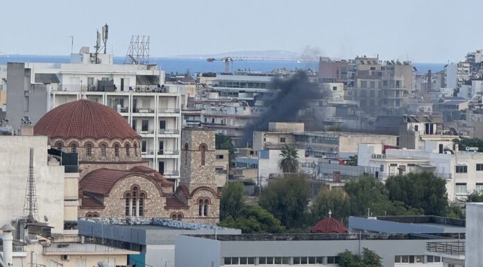 Φωτιά τώρα στον Πειραιά! (φωτο)