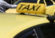 Πειραιάς: Οδηγός ταξί κατέβασε πελάτες κι έφυγε με ανοιχτό πορτμπαγκάζ για να μην φανεί η πινακίδα