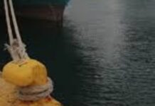 Aναστάτωση στο λιμάνι: Αυτοκίνητο σφήνωσε στον καταπέλτη πλοίου – Είκονα