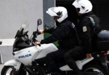 Γυναίκα εισέβαλε με ρόπαλο του μπέιζμπολ σε κατάστημα ψιλικών