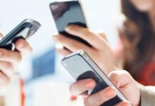 Δεν φταίει μόνο το άγχος: Τι μας κρατά «κολλημένους» στο διαδίκτυο