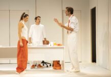 Η «Γκλόρια» του Branden Jacobs-Jenkins, σε σκηνοθεσία Έμιλυς Λοίζου, στο Θέατρο Δημήτρης Χορν